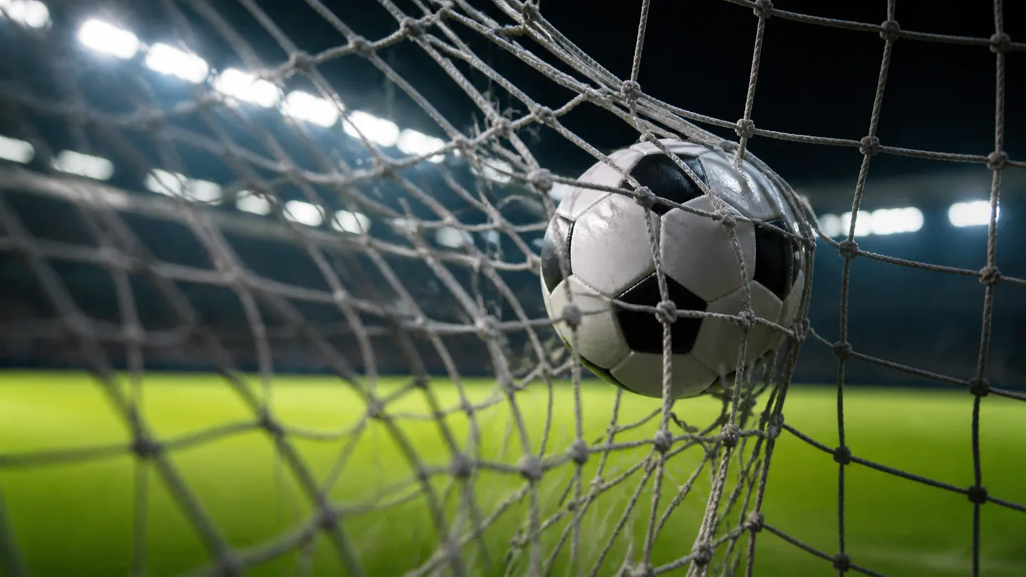 Fotboll på väg in i nätet bakom mållinjen