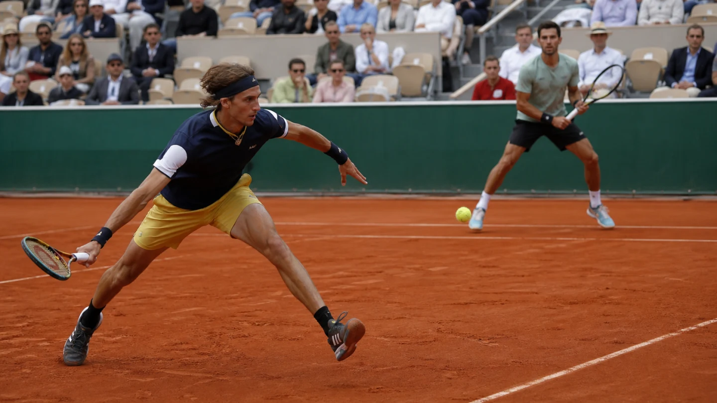 Röd grusbana i en parisisk tennisarena med tydliga baslinjer och tomt nät.
